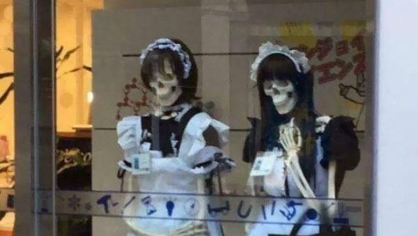 Deretan Manekin Tak Biasa, Bikin yang Belanja Gagal Fokus