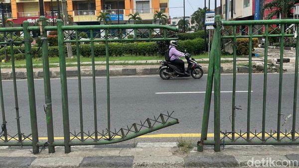 Duh, Kondisi Pagar Pembatas Jalan di Kota Bekasi Bikin Miris