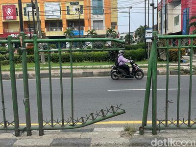 Duh, Kondisi Pagar Pembatas Jalan di Kota Bekasi Bikin Miris