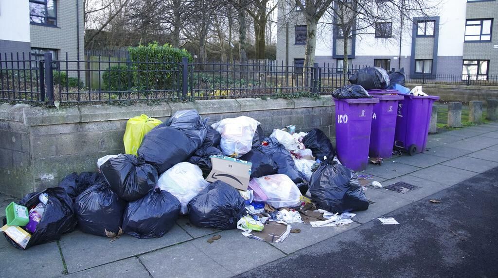 Duh, Sampah Numpuk di Inggris Imbas Kekurangan Staf Gegara Corona
