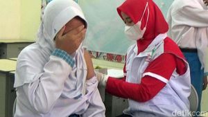 Ekspresi Siswa SD di Banjarnegara saat Disuntik Vaksin