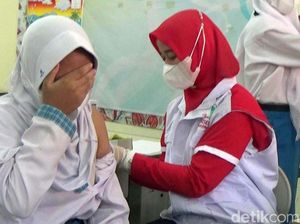 Ekspresi Siswa SD di Banjarnegara saat Disuntik Vaksin