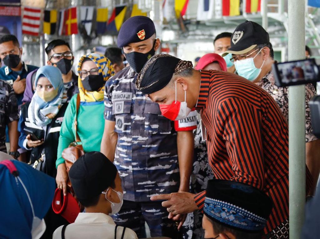 Ganjar Puji TNI AL Gelar Vaksinasi Anak di Kapal Perang