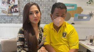 7 Potret Penampilan Baru Hotman Paris Tanpa Kaca Mata, Disebut Makin Kurus