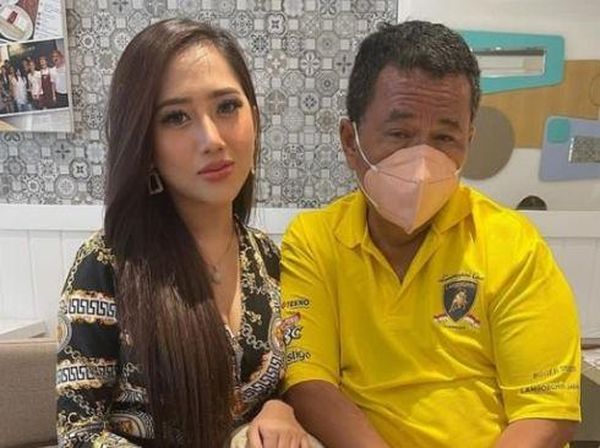 7 Potret Penampilan Baru Hotman Paris Tanpa Kaca Mata, Disebut Makin Kurus