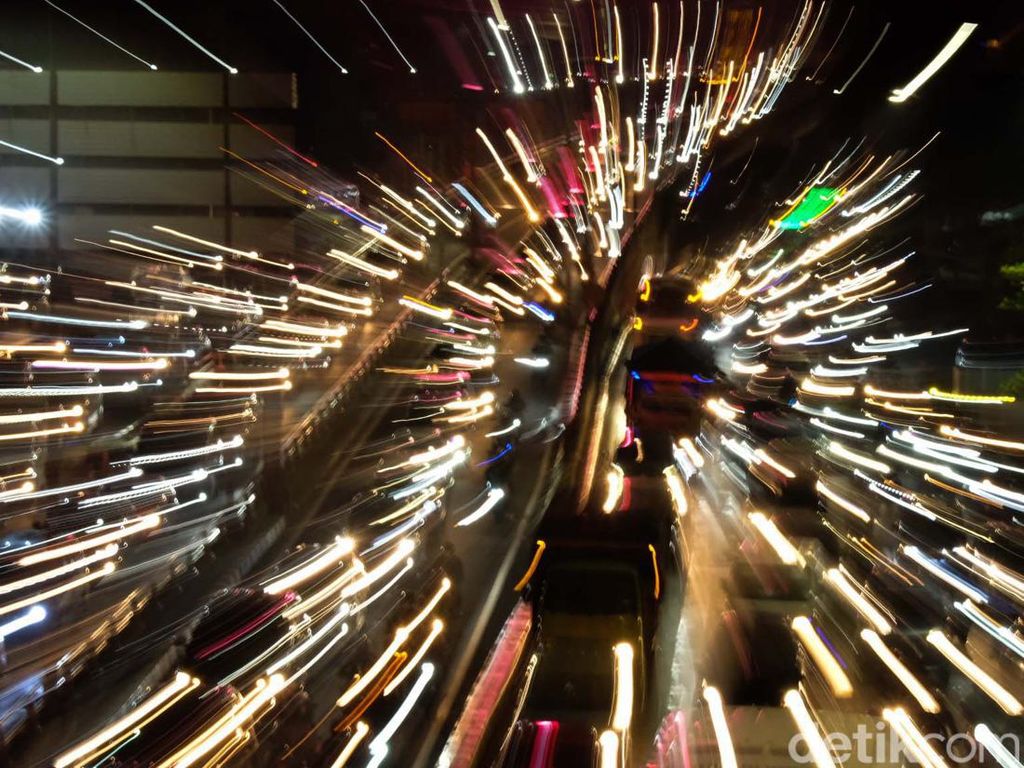 Kondisi Jalan Tol Jakarta: Padat di Jumat Malam H-2 Natal 2022