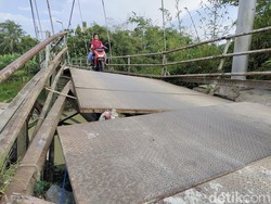 Ngeri! Jembatan di Lebak Ini Nyaris Ambrol