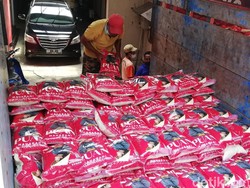 Kader PDIP Sukoharjo Bagikan Beras Bergambar Puan, Ini Penampakannya