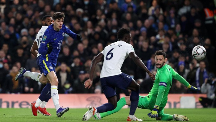LONDON, ENGLAND - JANUARY 05: Kai Havertz of Chelsea scores their teams first goal past Hugo Lloris of Tottenham Hotspur during the Carabao Cup Semi Final First Leg match between Chelsea and Tottenham Hotspur at Stamford Bridge on January 05, 2022 in London, England. (Photo by Julian Finney/Getty Images)