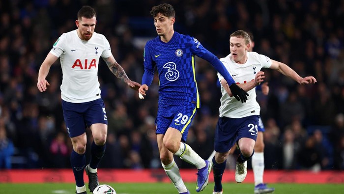 LONDON, ENGLAND - JANUARY 05: Kai Havertz of Chelsea runs with the ball away from Pierre-Emile Hojbjerg and Oliver Skipp of Tottenham Hotspur during the Carabao Cup Semi Final First Leg match between Chelsea and Tottenham Hotspur at Stamford Bridge on January 05, 2022 in London, England. (Photo by Julian Finney/Getty Images)