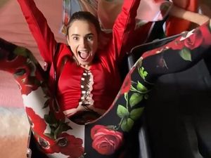 Lily Collins Imut Banget sampai Muat dalam Koper! Lily Collins Imut Banget sampai Muat dalam Koper!