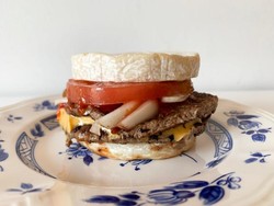 Mewah! Bukan Pakai Roti, Burger Ini Disajikan dengan Keju Utuh