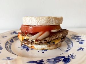 Mewah! Bukan Pakai Roti, Burger Ini Disajikan dengan Keju Utuh Mewah! Bukan Pakai Roti, Burger Ini Disajikan dengan Keju Utuh