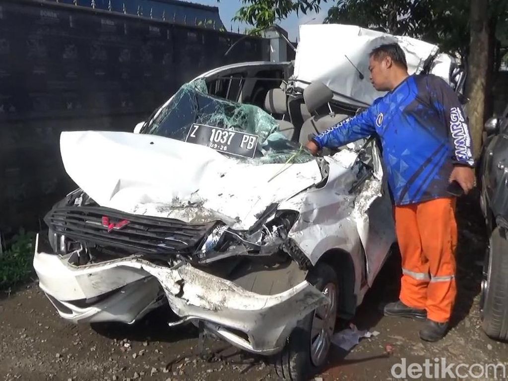 Mobil Masuk Kolong Truk-Terseret 50 Meter di Cipularang, 1 Orang Tewas
