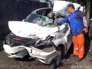 Mini Bus Tabrak Truk di Tol Cipularang, 1 Orang Tewas