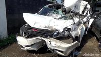 Ngeri! Mobil Ini Ringsek Akibat Masuk Kolong Truk di Tol Cipularang