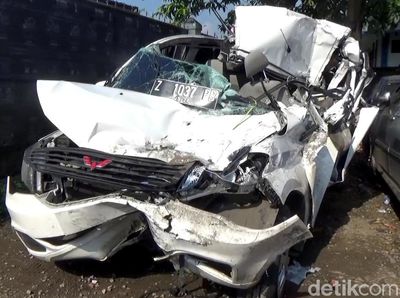 Ngeri! Mobil Ini Ringsek Akibat Masuk Kolong Truk di Tol Cipularang