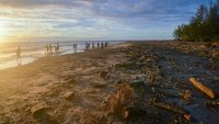 Duh, Wisata Pantai di Padang Ini Penuh Sampah!