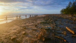 Duh, Wisata Pantai di Padang Ini Penuh Sampah!