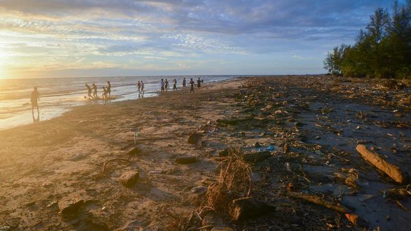 Duh, Wisata Pantai di Padang Ini Penuh Sampah!