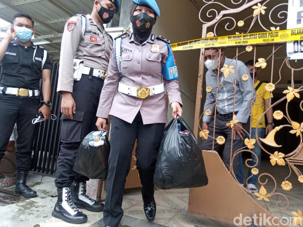 Polisi Geledah Rumah Tempat Bocah Diikat Rantai di Sumedang Polisi Geledah Rumah Tempat Bocah Diikat Rantai di Sumedang
