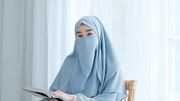 Pesona Larissa Chou Saat Tampil Pakai Cadar