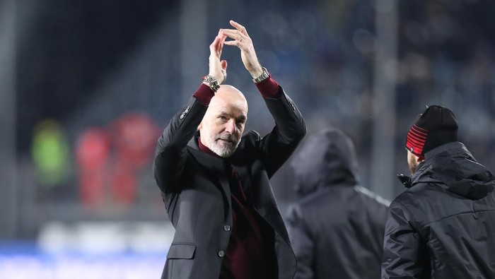 EMPOLI, ITALY - DECEMBER 22: Stefano Pioli manager of AC Milan greets fans after during the Serie A match between Empoli FC and AC Milan at Stadio Carlo Castellani on December 22, 2021 in Empoli, Italy.  (Photo by Gabriele Maltinti/Getty Images)