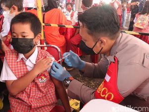 Jurus Polisi Tenangkan Anak yang Takut Divaksinasi COVID-19 di Bandung Jurus Polisi Tenangkan Anak yang Takut Divaksinasi COVID-19 di Bandung