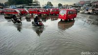 Potret Genangan di Terminal Pulo Gadung Sore Tadi