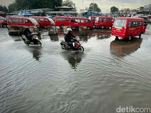 Potret Genangan di Terminal Pulo Gadung Sore Tadi