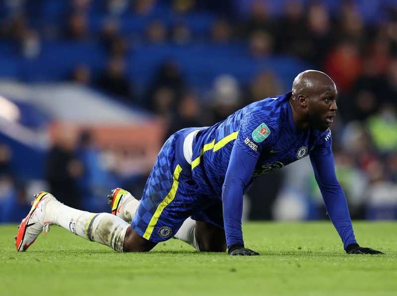 LONDON, ENGLAND - JANUARY 05: Romelu Lukaku of Chelsea reacts during the Carabao Cup Semi Final First Leg match between Chelsea and Tottenham Hotspur at Stamford Bridge on January 05, 2022 in London, England. (Photo by Alex Pantling/Getty Images)