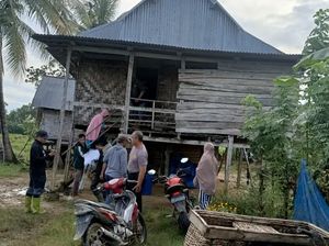 Berteduh di Kolong Rumah Saat Badai, Ibu-Anak di Sultra Tewas Tersambar Petir Berteduh di Kolong Rumah Saat Badai, Ibu-Anak di Sultra Tewas Tersambar Petir