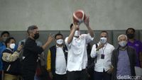 Saat Raffi Ahmad-Gading Marten Adu Skil Lempar Bola Basket