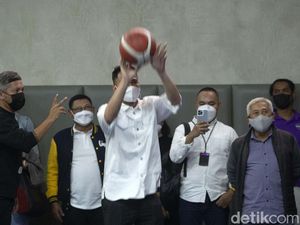 Saat Raffi Ahmad-Gading Marten Adu Skil Lempar Bola Basket