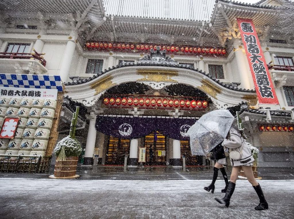 Salju Tak Biasa di Tokyo Batalkan 100 Penerbangan Domestik