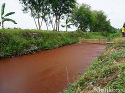 Hiii...Air Sungai di Mojokerto Ini Warnanya Jadi Merah Darah