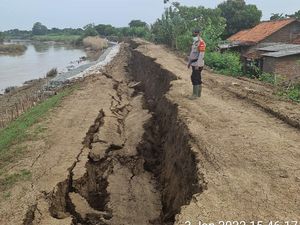 Tanggul Sungai Citarum di Bekasi Ambles, 60 Ribu Warga Terancam Banjir!