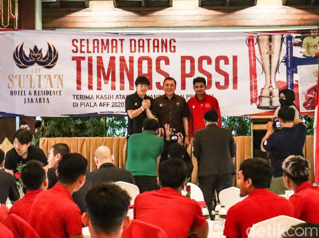PSSI Serahkan Bonus Rp 2,5 M Piala AFF 2020 ke Timnas Indonesia PSSI Serahkan Bonus Rp 2,5 M Piala AFF 2020 ke Timnas Indonesia