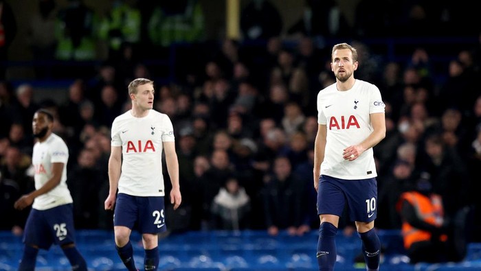 LONDON, ENGLAND - JANUARY 05: Harry Kane of Tottenham Hotspur reacts to Chelsea scoring there second goal during the Carabao Cup Semi Final First Leg match between Chelsea and Tottenham Hotspur at Stamford Bridge on January 05, 2022 in London, England. (Photo by Alex Pantling/Getty Images)