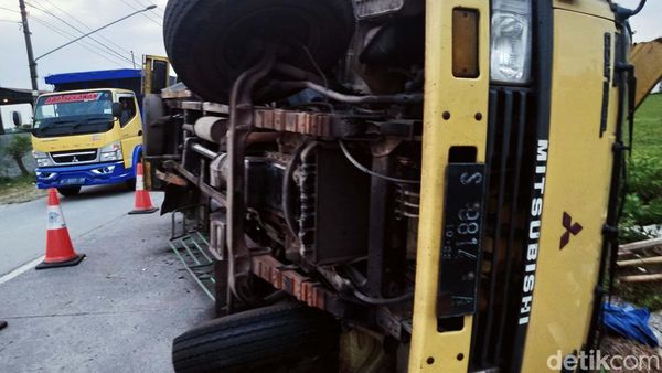 Truk Bermuatan Marmer Terguling di Klaten