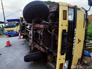 Truk Bermuatan Marmer Terguling di Klaten