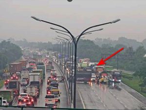 Ada Truk Melintang di Km 54 Tol Jakarta Arah Cikampek, Lalin Macet