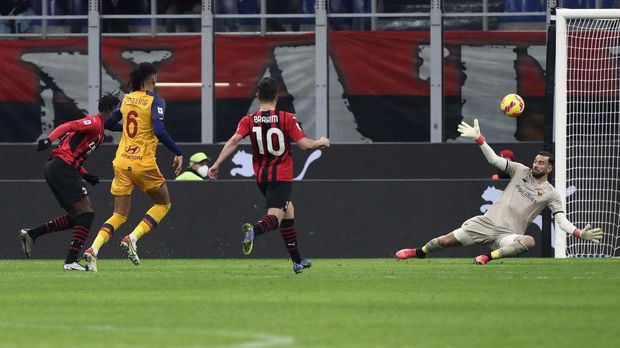 MILAN, ITALY - JANUARY 06: Rafael Leao of AC Milan scores his teams third goal during the Serie A match between AC Milan and AS Roma at Stadio Giuseppe Meazza on January 06, 2022 in Milan, Italy. (Photo by Marco Luzzani/Getty Images)