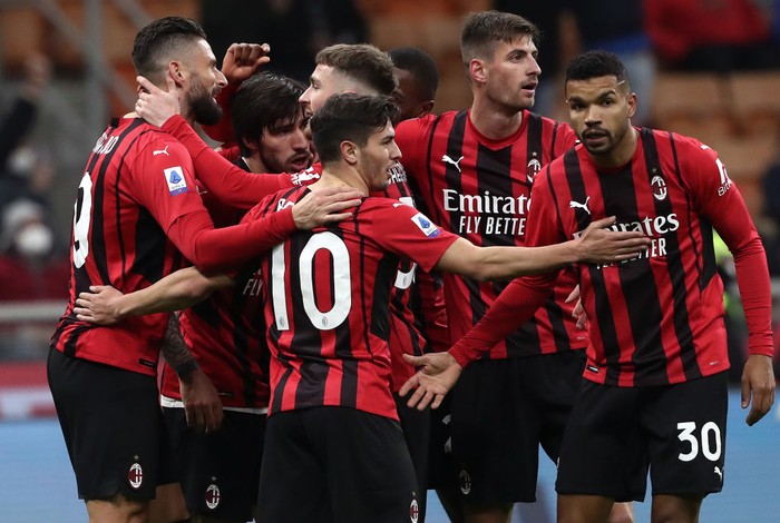 MILAN, ITALY - JANUARY 06: Junior Messias of AC Milan is congratulated by team mates after he scored the second goal to make it 2-0 during the Serie A match between AC Milan and AS Roma at Stadio Giuseppe Meazza on January 06, 2022 in Milan, Italy. (Photo by Marco Luzzani/Getty Images)