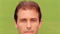 Mei 2000. Conte memotong pendek rambut yang ia kreasikan dengan gaya tertentu untuk menyiasati kebotakannya. Saat itu ia menjelang usia ke-31.   Foto: Getty Images/Claudio Villa/ Grazia Neri