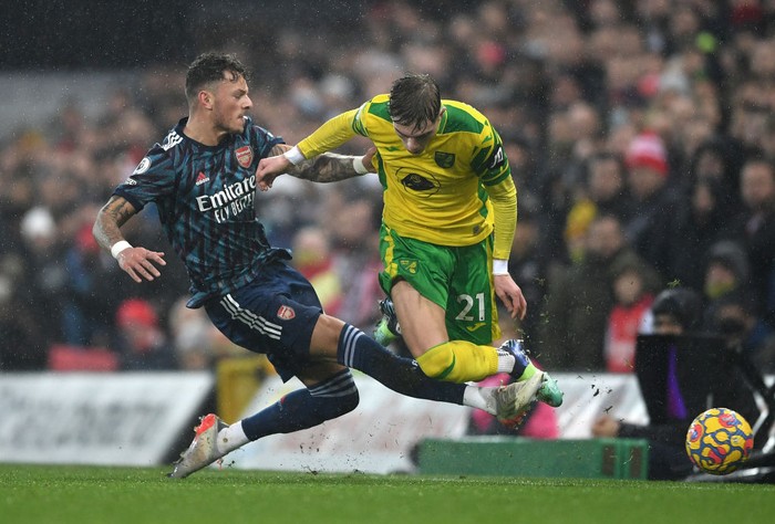 Arsenal Kartu Merah LONDON, ENGLAND - DECEMBER 13: Granit Xhaka of Arsenal is shown a red card by match referee Graham Scott during the Premier League match between Arsenal and Burnley at Emirates Stadium on December 13, 2020 in London, England. A limited number of spectators (2000) are welcomed back to stadiums to watch elite football across England. This was following easing of restrictions on spectators in tiers one and two areas only. (Photo by Laurence Griffiths/Getty Images)