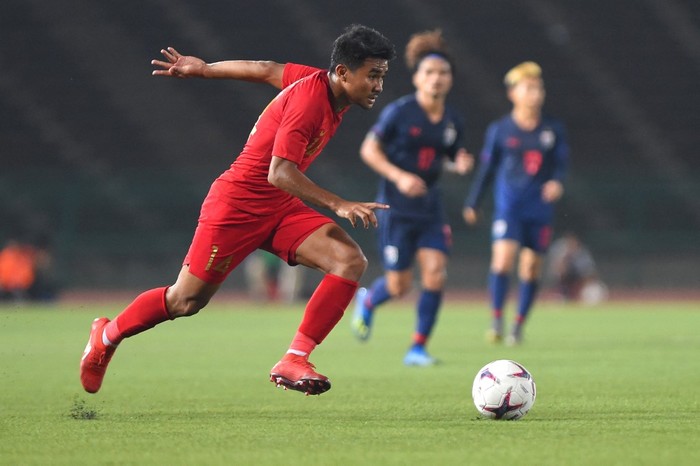Indonesias defender Asnawi Mangkualam Bahar controls the ball during the AFF U-22 Cup 2019 finals football match between Indonesia and Thailand at the National Stadium in Phnom Penh on February 26, 2019. (Photo by TANG CHHIN Sothy / AFP)