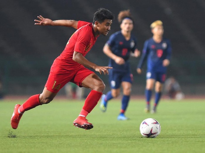 Indonesias defender Asnawi Mangkualam Bahar controls the ball during the AFF U-22 Cup 2019 finals football match between Indonesia and Thailand at the National Stadium in Phnom Penh on February 26, 2019. (Photo by TANG CHHIN Sothy / AFP)