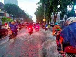 Banjir di Surabaya Bikin Macet Karena Terjadi Saat Jam Pulang Kerja