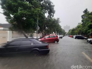 Sejumlah Jalan di Surabaya Banjir 30 Cm